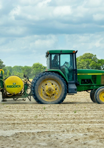 En traktor på en mark